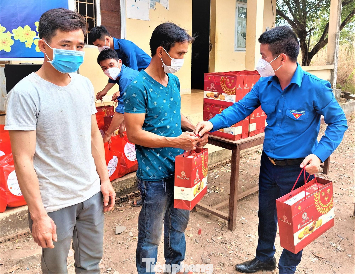 Phó bí thư Tỉnh đoàn Đắk Lắk- Trần Doãn Tới trao quà cho bà con Phó bí thư Tỉnh đoàn Đắk Lắk- Trần Doãn Tới trao quà cho bà con