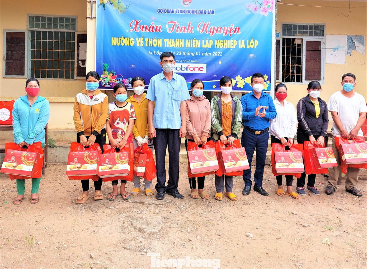 Nhiều hộ dân thôn thanh niên lập nghiệp được nhận quà trước thềm năm mới Nhiều hộ dân thôn thanh niên lập nghiệp được nhận quà trước thềm năm mới