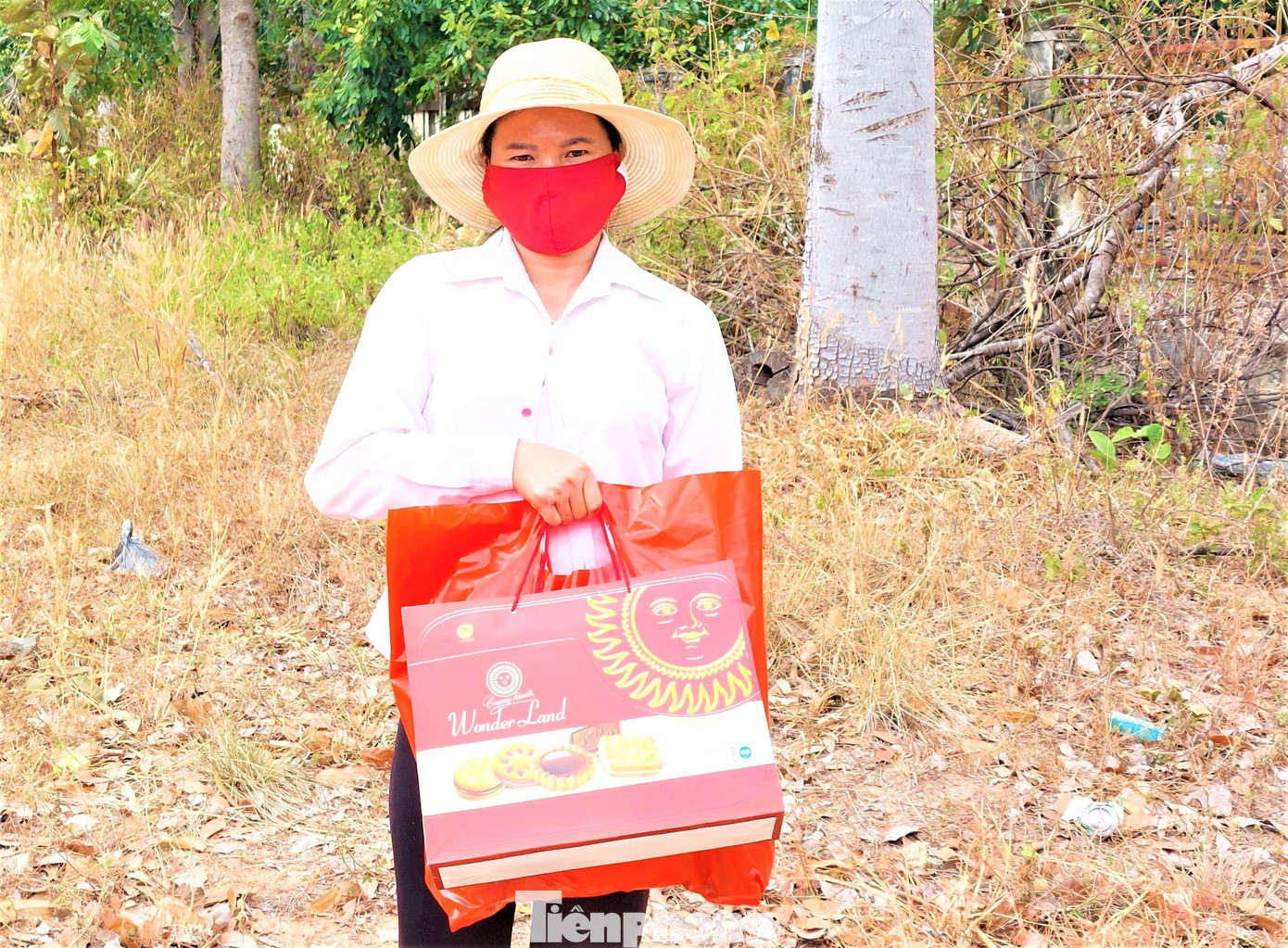 Chị Nguyễn Thị An vui mừng khi nhận suất quà Tết Chị Nguyễn Thị An vui mừng khi nhận suất quà Tết