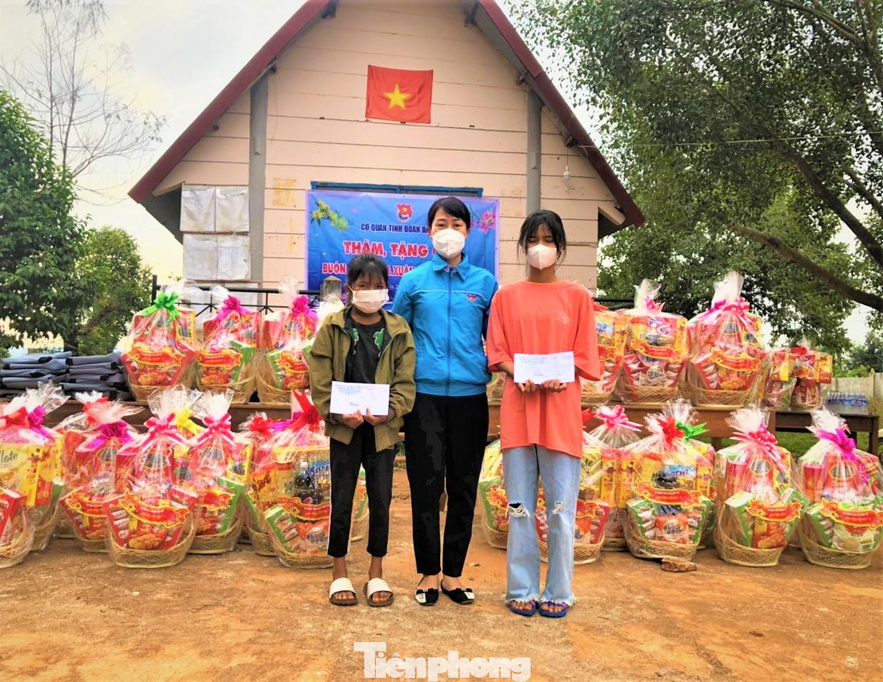 Chị Phan Thị Trinh- Phó bí thư Tỉnh đoàn Đắk Lắk trao học bổng cho 2 học sinh khó khăn Chị Phan Thị Trinh- Phó bí thư Tỉnh đoàn Đắk Lắk trao học bổng cho 2 học sinh khó khăn