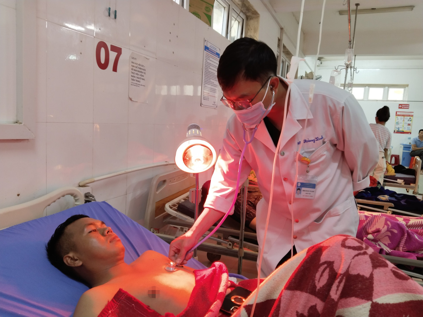 Bác sĩ Trung tâm Y tế huyện Đắk R'lấp, kiểm tra sức khoẻ cho bệnh nhân