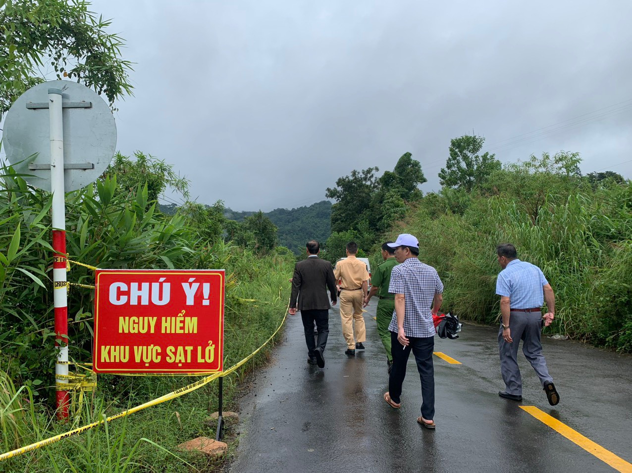 Cơ quan chức năng đã cắm biển báo khu vực sạt lở.