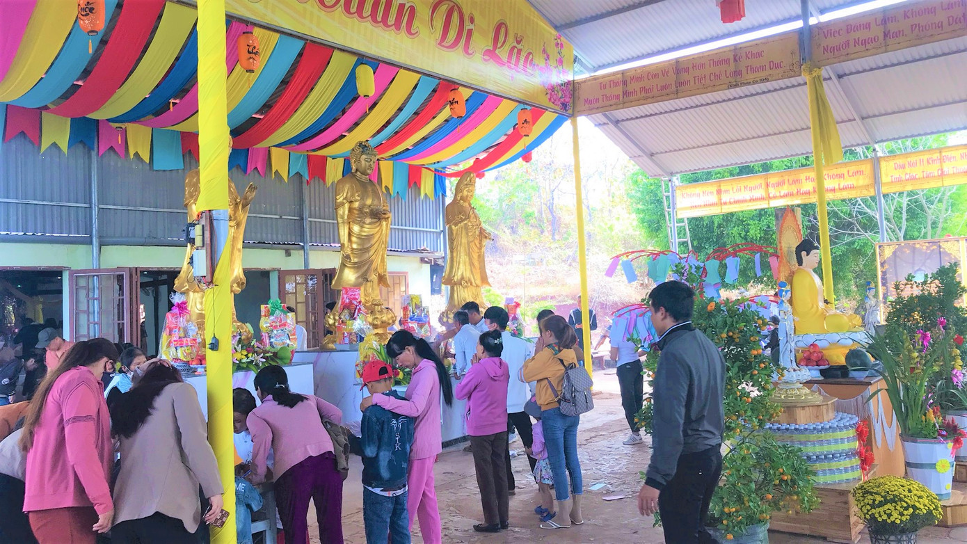 Nhiều người thành tâm cầu nguyện đầu xuân Nhiều người thành tâm cầu nguyện đầu xuân