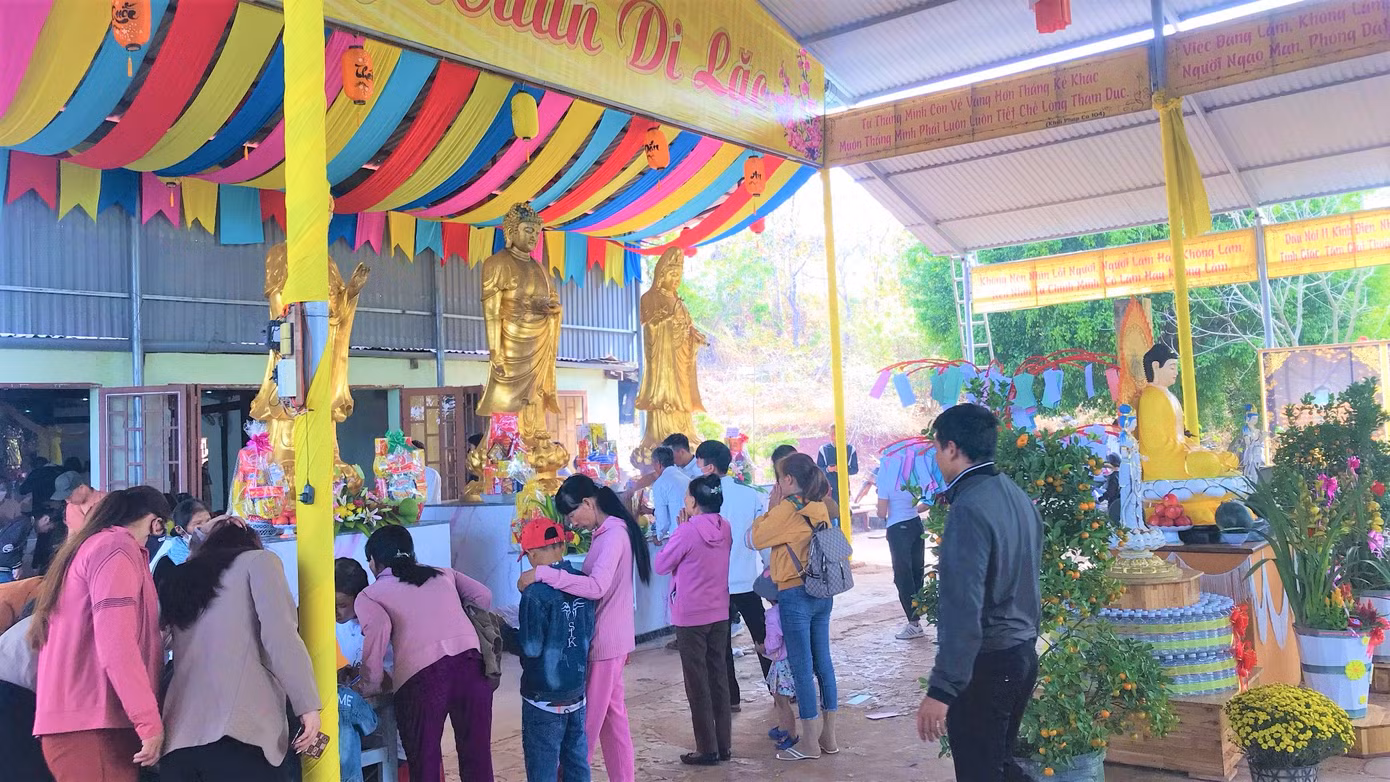 Nhiều người thành tâm cầu nguyện đầu xuân