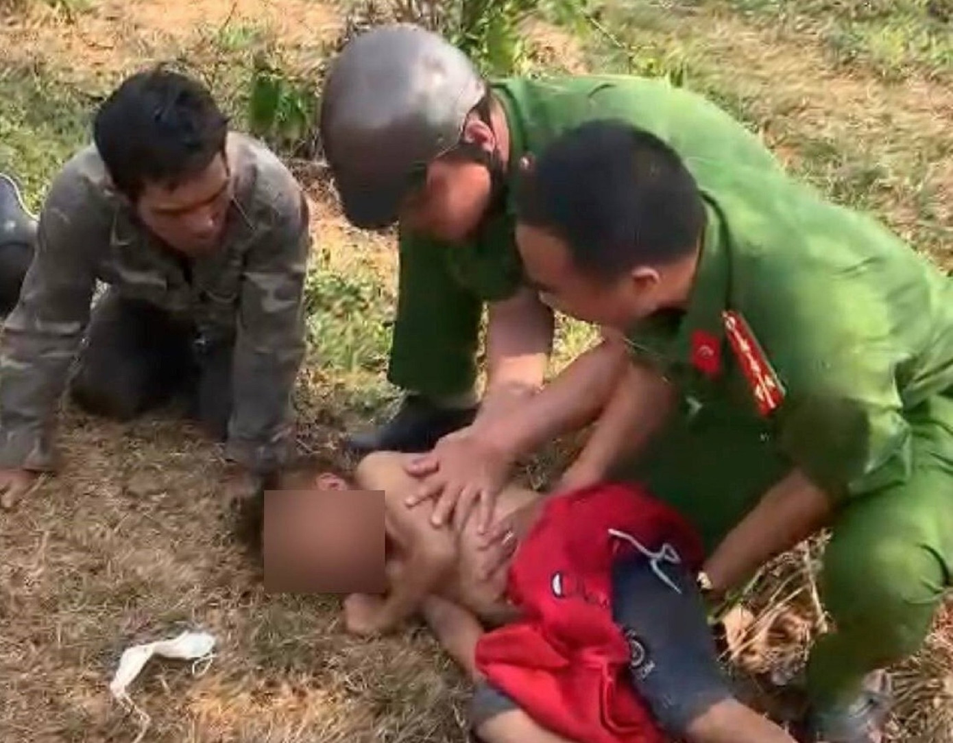 Lực lượng Công an xã Băng A Drênh tiến hành các biện pháp sơ cứu Lực lượng Công an xã Băng A Drênh tiến hành các biện pháp sơ cứu