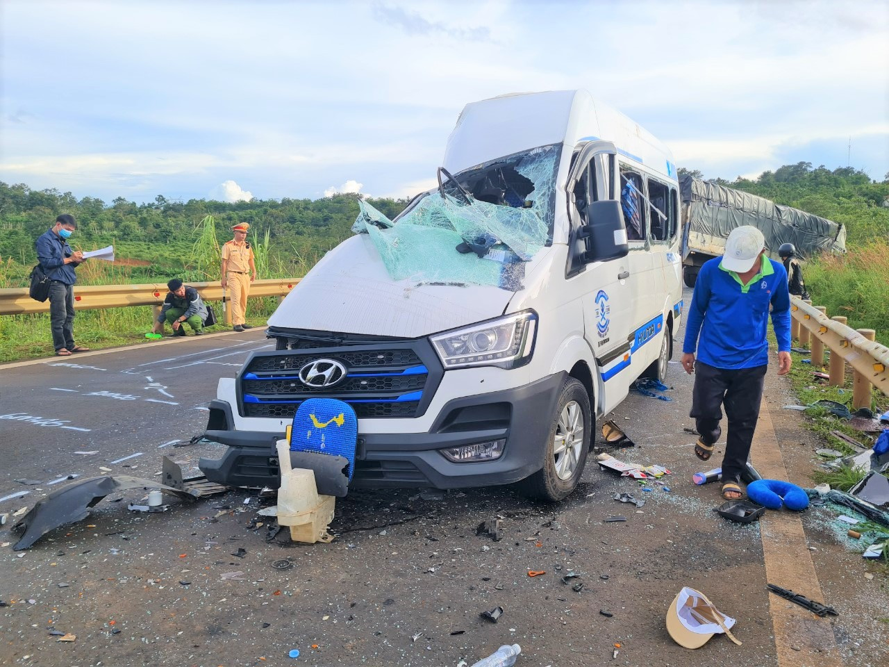 Chiếc xe khách bị biến dạng. Chiếc xe khách bị biến dạng.