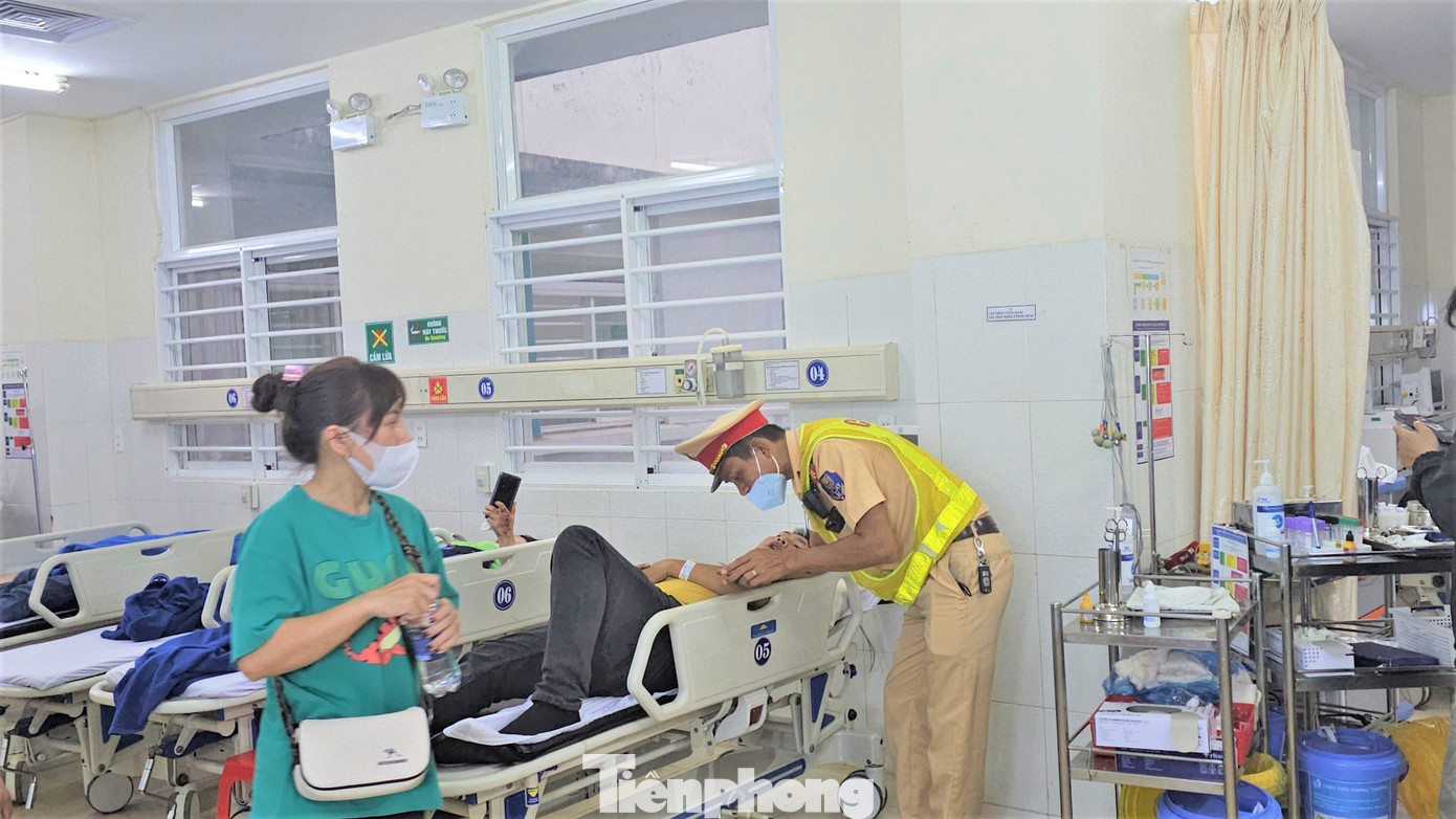 Tài xế Phạm Phú Quý đang được cấp cứu tại bệnh viện Tài xế Phạm Phú Quý đang được cấp cứu tại bệnh viện