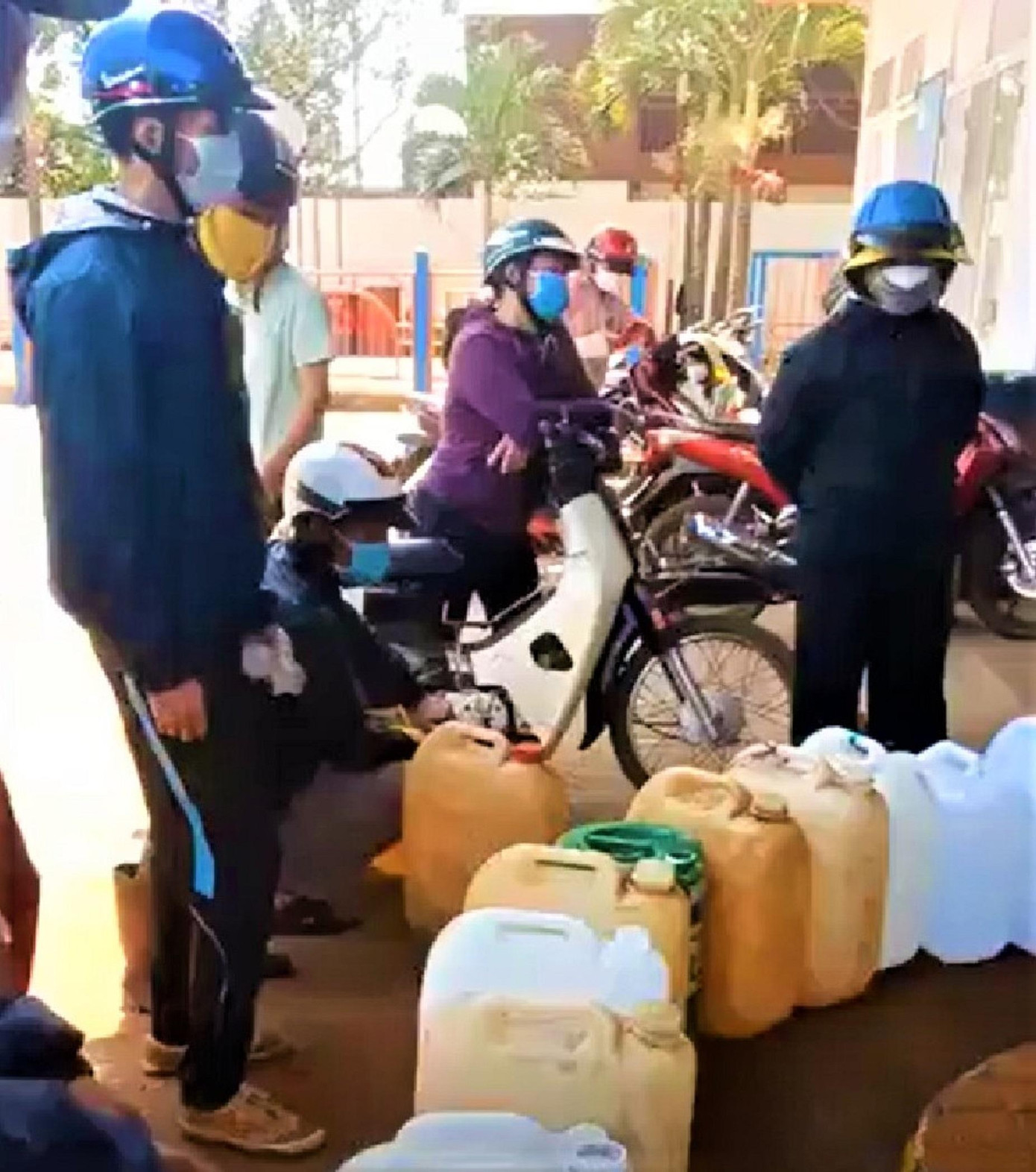 Nhiều người dân mang can đến cây xăng dầu ở xã Quảng Sơn để mua nhiên liệu