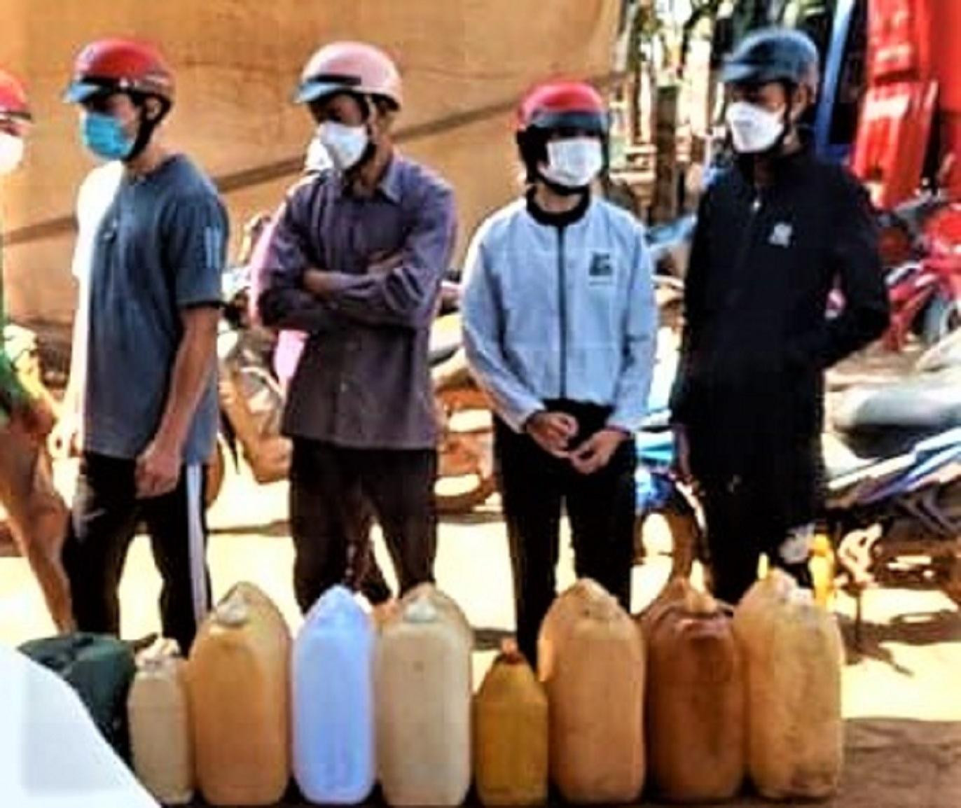 Người dân xếp hàng nhưng chỉ mua không quá 300.000 đồng