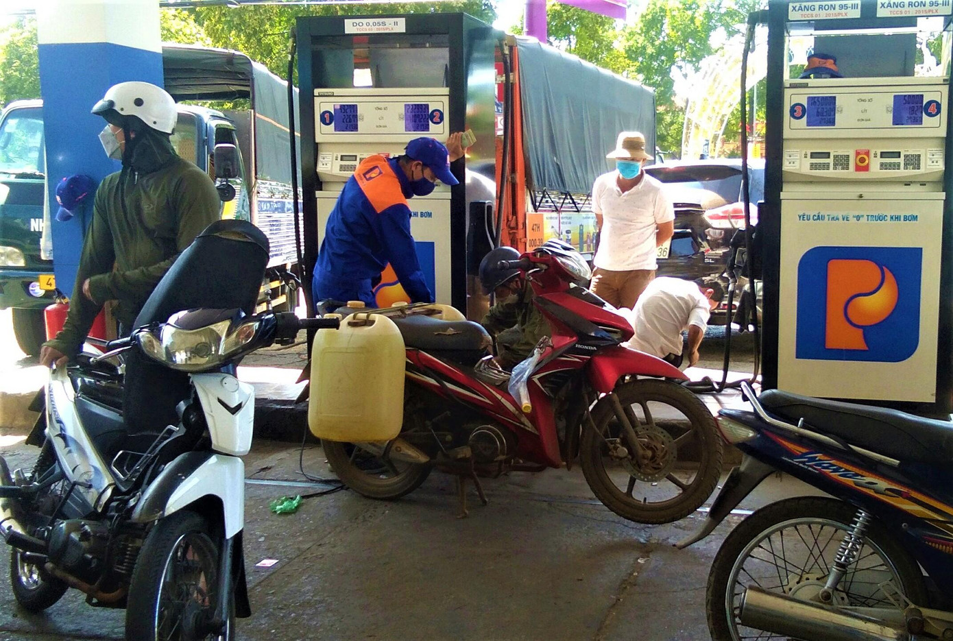 Nhiều xe tải, ôtô xếp hàng chờ tới lượt