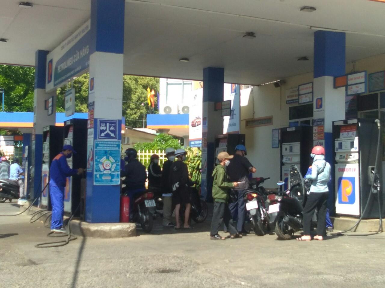 Vào giờ cao điểm, lượng người đi đổ xăng dầu khá đông