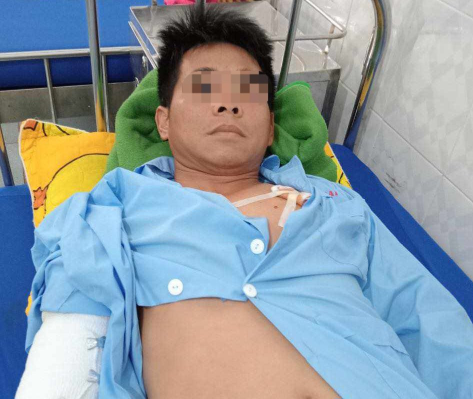 Ông T. phải nhập viện cấp cứu sau khi bị chính con chó nhà mình tấn công