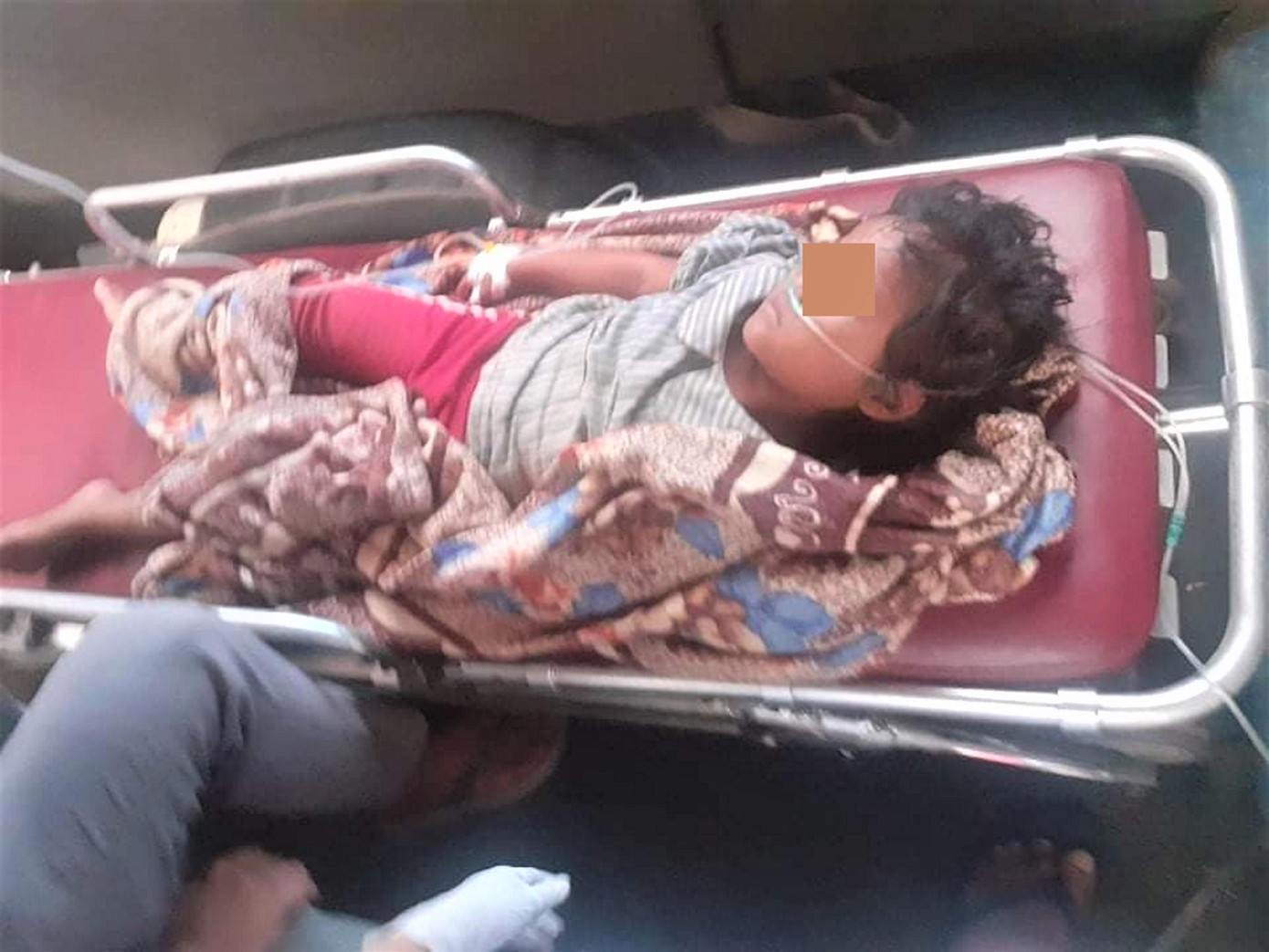 Một cháu nhỏ bị thương, đang điều trị tại bệnh viện