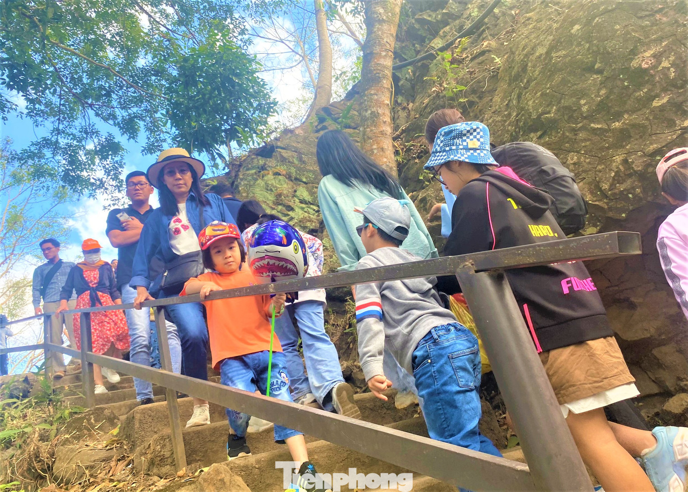 Mùng 6 Tết, dòng người vẫn đổ về cụm thác nổi tiếng Tây Nguyên du xuân