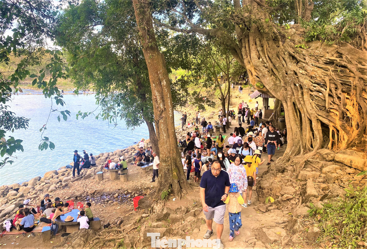 Từ sáng sớm, du khách đã đổ về cụm thác Dray Nur - Gia Long