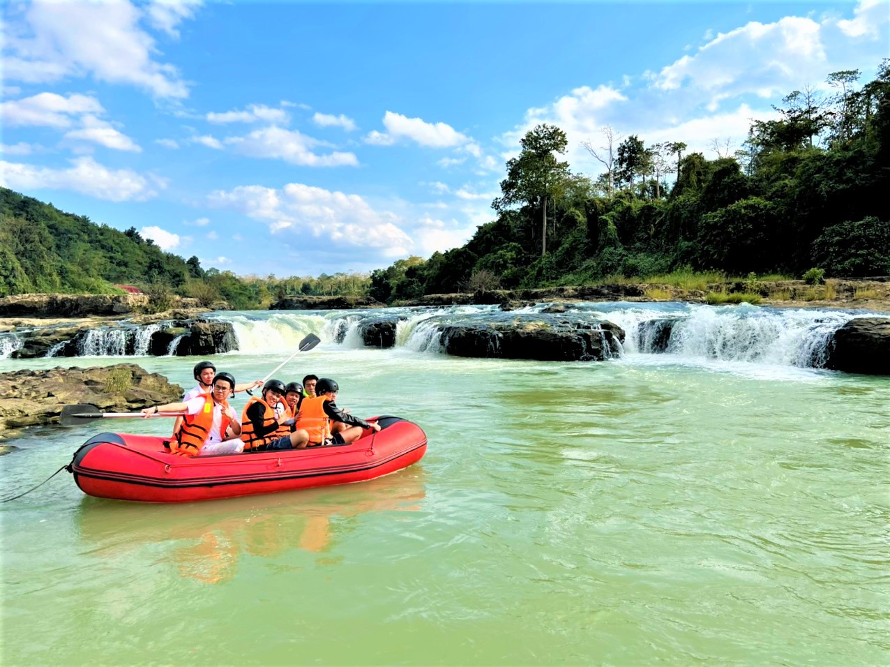 Chèo thuyền ngắm khung cảnh thơ mộng