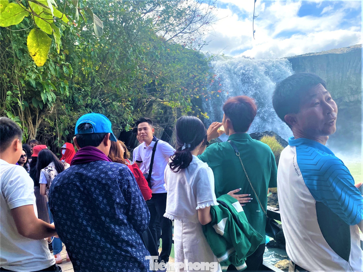 Thác nước tung bọt trắng, tạo cảnh đẹp cho du khách chụp ảnh lưu niệm