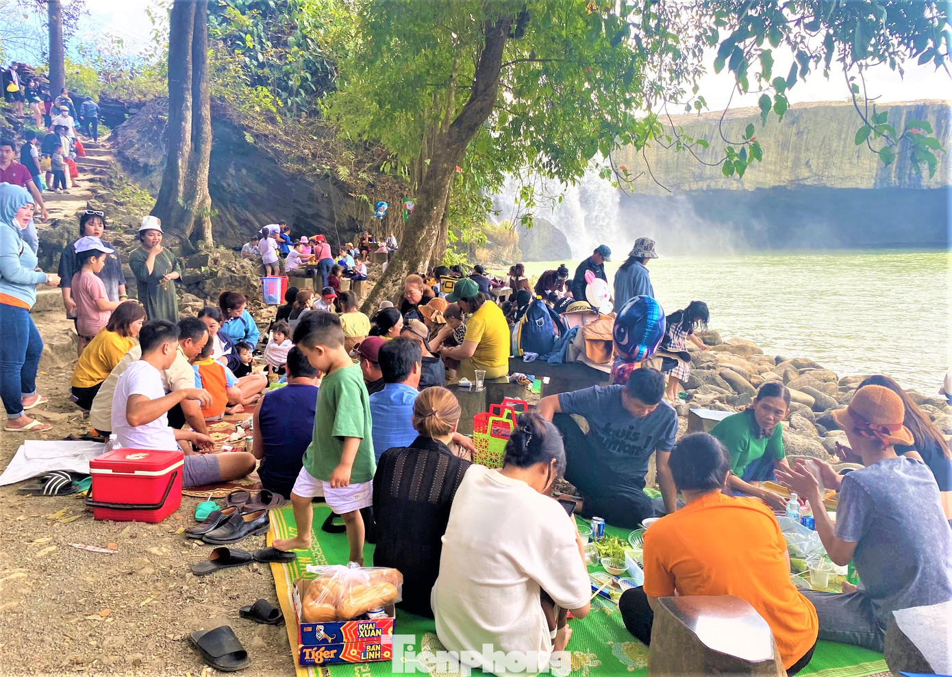 Du khách tổ chức ăn uống, thưởng ngoạn vẻ đẹp thác nước