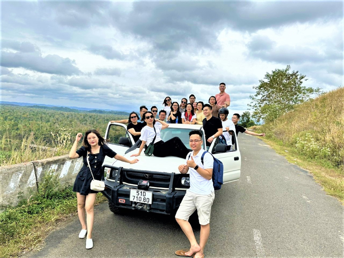 Các bạn trẻ chụp ảnh lưu niệm bên xe địa hình