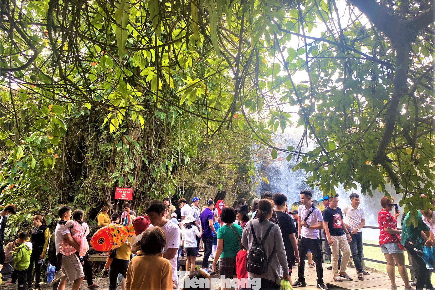 Rất đông du khách chụp ảnh bên thác nước