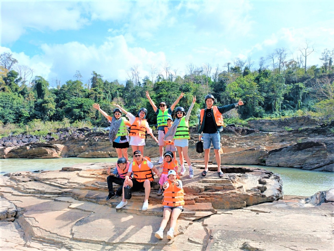 Sẵn sàng hành trình chèo thuyền ngắm khung cảnh bên dòng sông