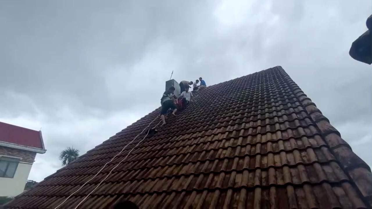 Lực lượng chức năng tiếp cận hiện trường, giải cứu nam thanh niên