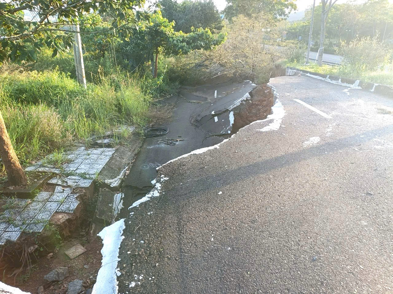 Đoạn đường bị sạt lún nghiêm trọng. Đoạn đường bị sạt lún nghiêm trọng.