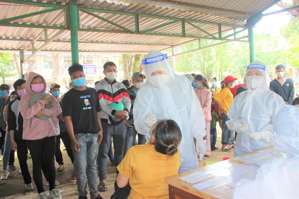 Người dân xếp hàng chờ lấy mẫu xét nghiệm