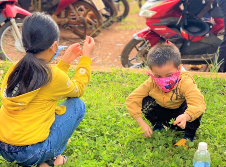 Dù mệt nhưng các em nhỏ rất vui khi được về quê. Ảnh: T.Long