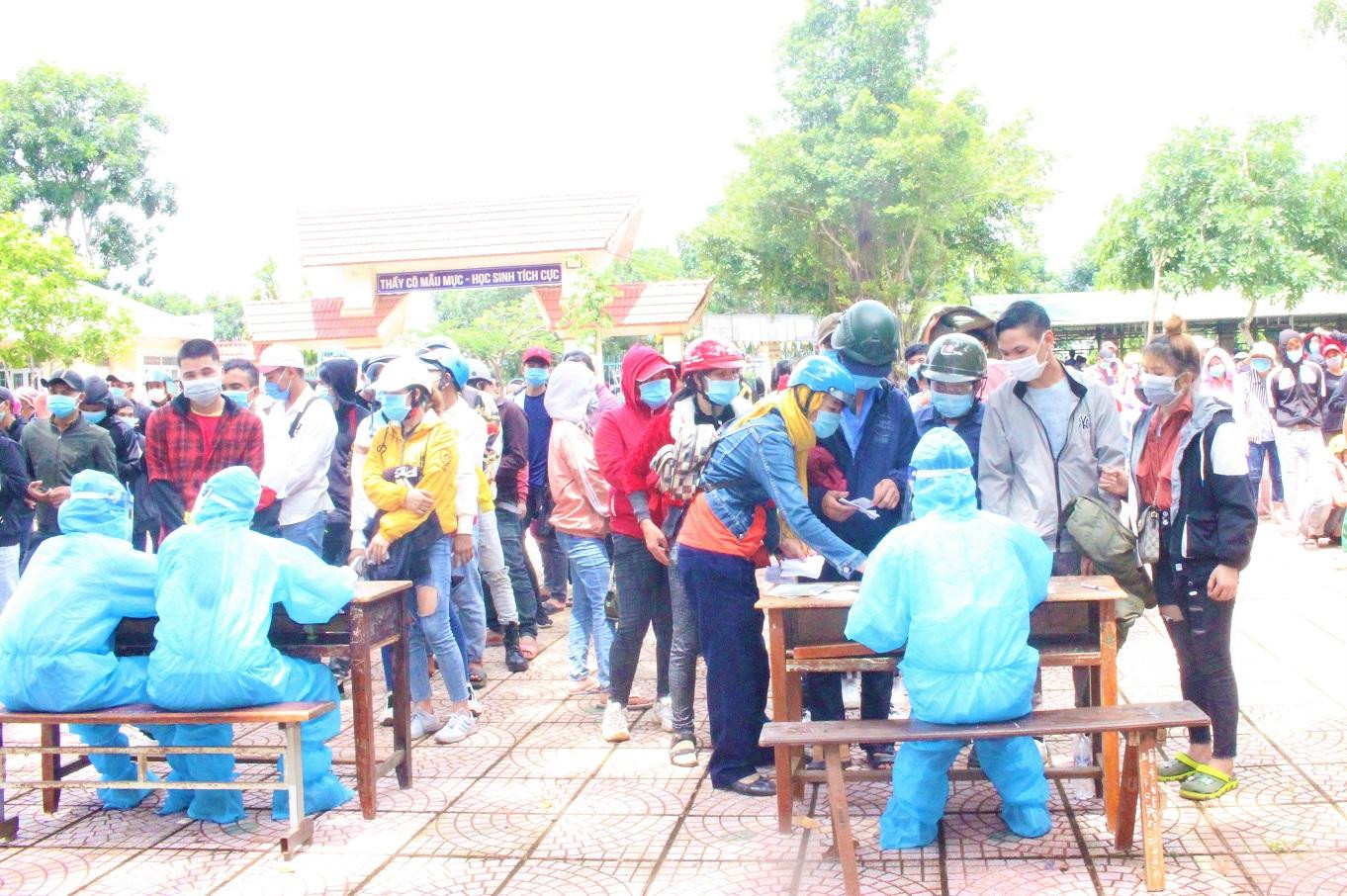 Hàng trăm người xếp hàng đăng ký thông tin cá nhân