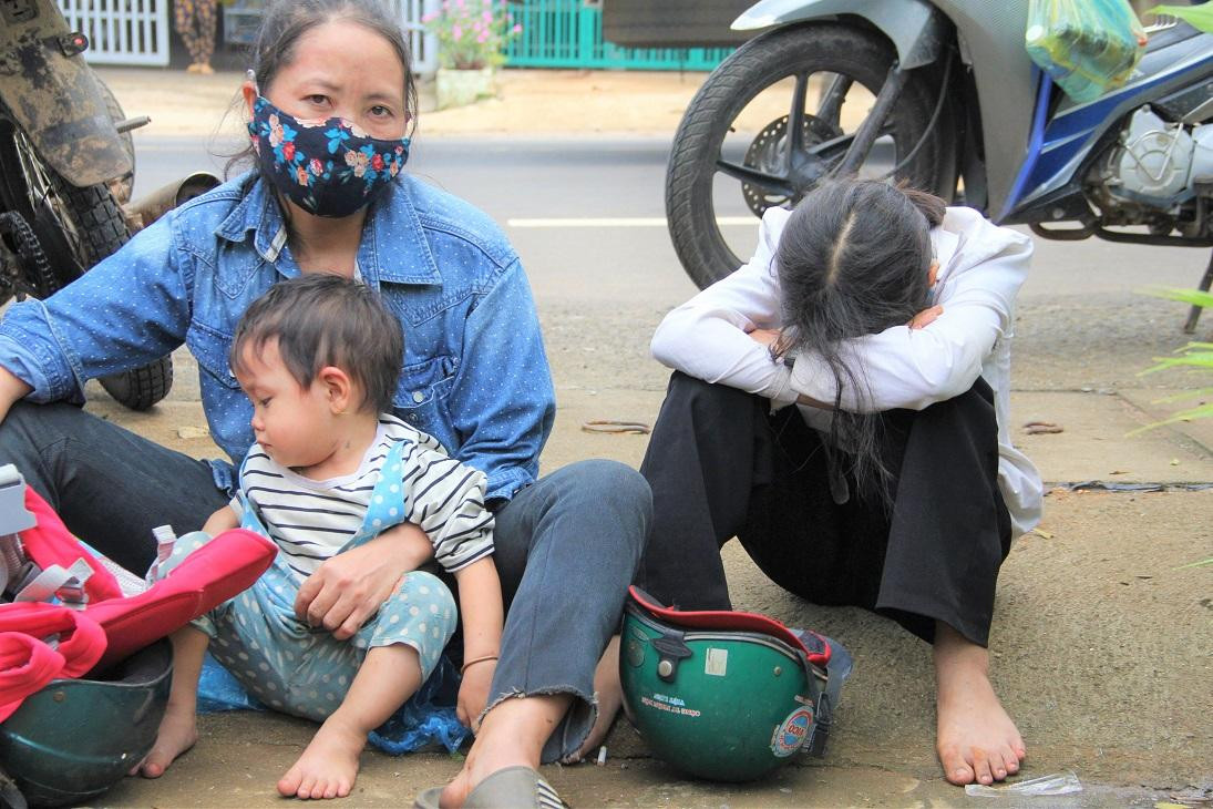 Người phụ nữ tranh thủ chợp mắt sau hành trình dài về quê