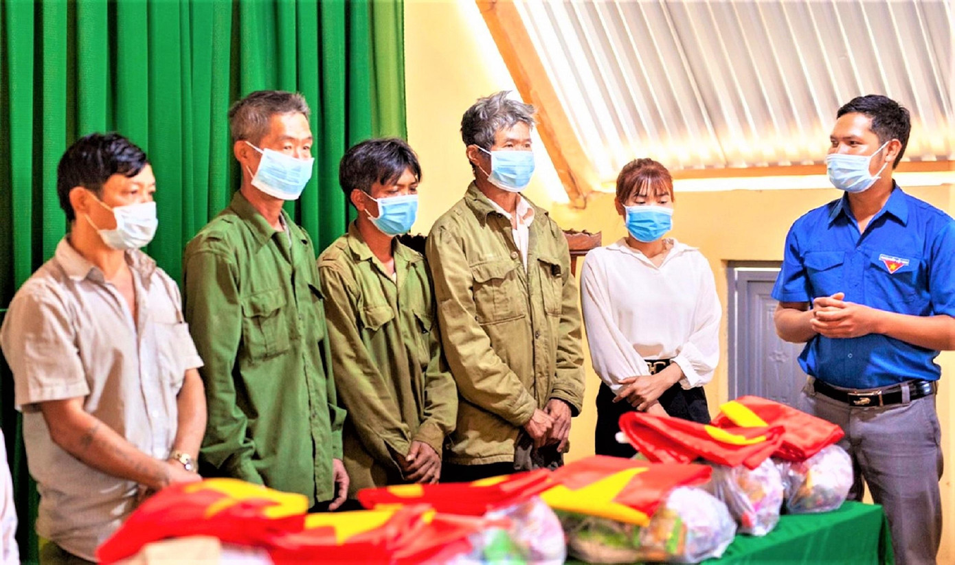 Ban tổ chức chương trình &quot;Tháng Ba biên giới&quot; tặng lá cờ và quà cho người dân