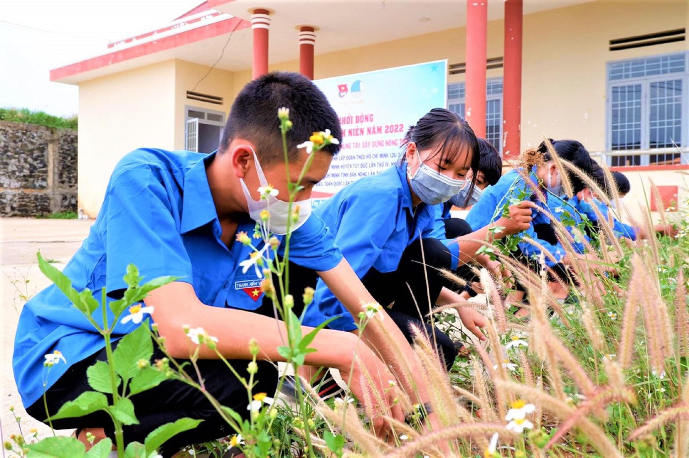 Các đoàn viên, thanh niên tham gia dọn cỏ, bảo vệ môi trường