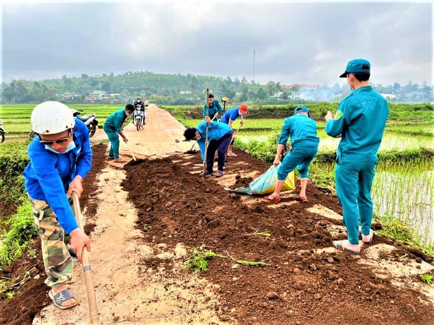Các đoàn viên, thanh niên tham gia làm sạch đường kênh