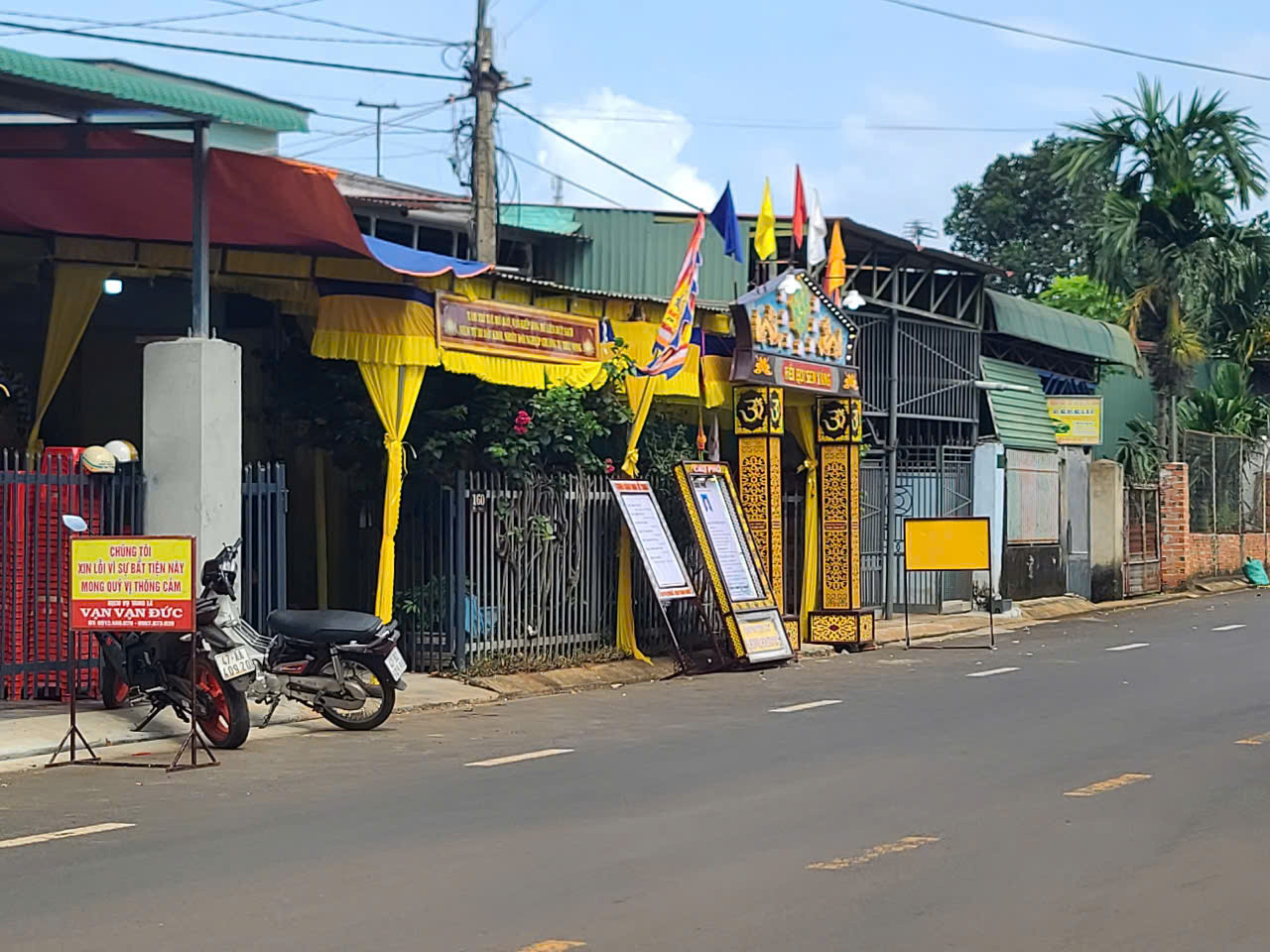 Gia đình lo hậu sự cho nữ sinh.