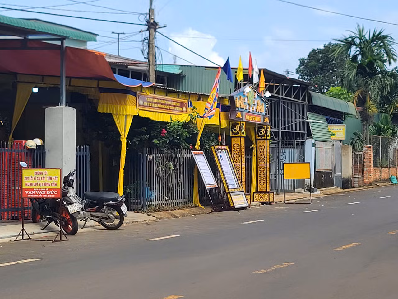 Gia đình lo hậu sự cho nữ sinh. Gia đình lo hậu sự cho nữ sinh.