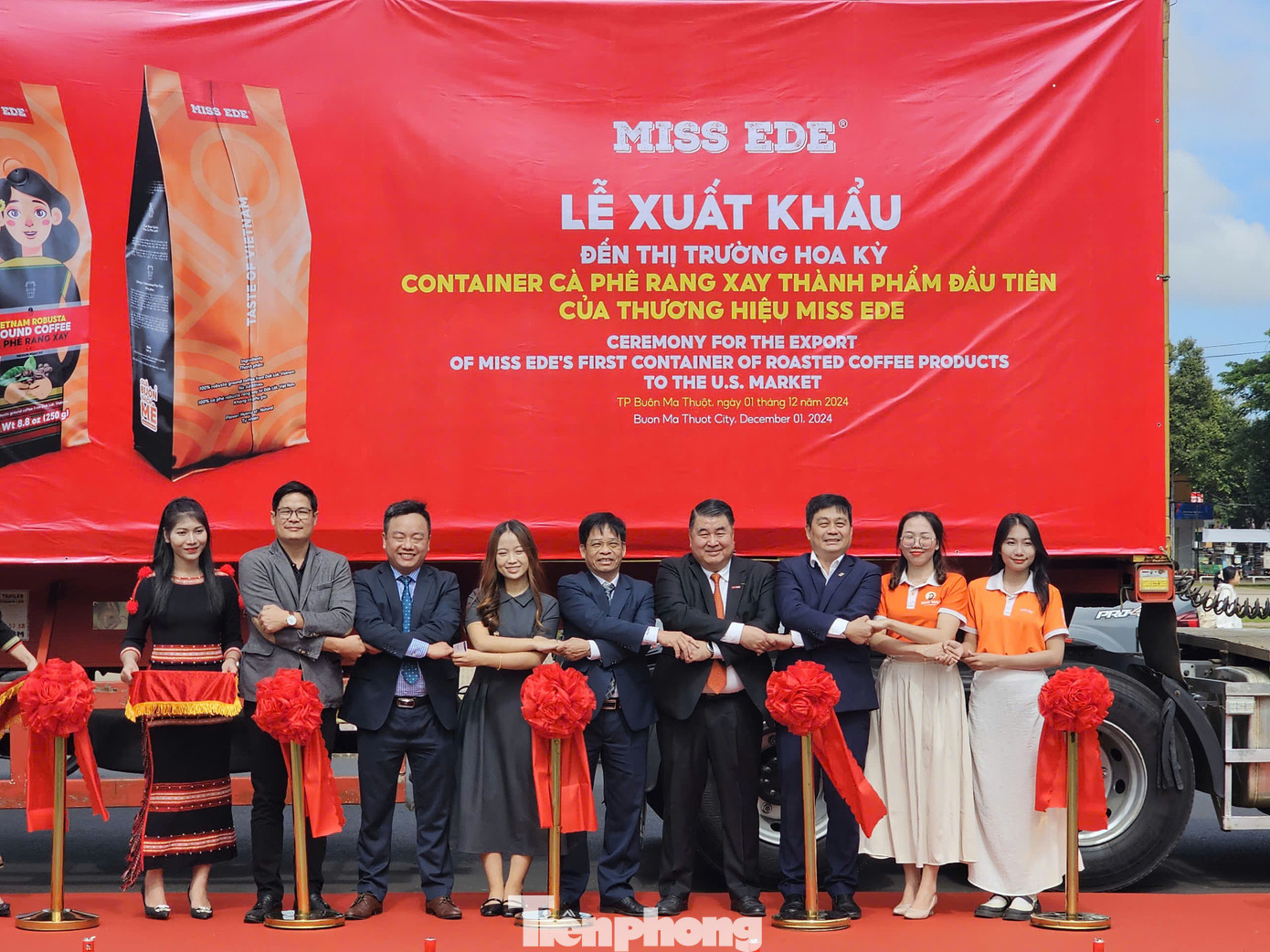 Lễ cắt băng xuất khẩu container đầu tiên của MISS EDE sang thị trường Mỹ. Lễ cắt băng xuất khẩu container đầu tiên của MISS EDE sang thị trường Mỹ.