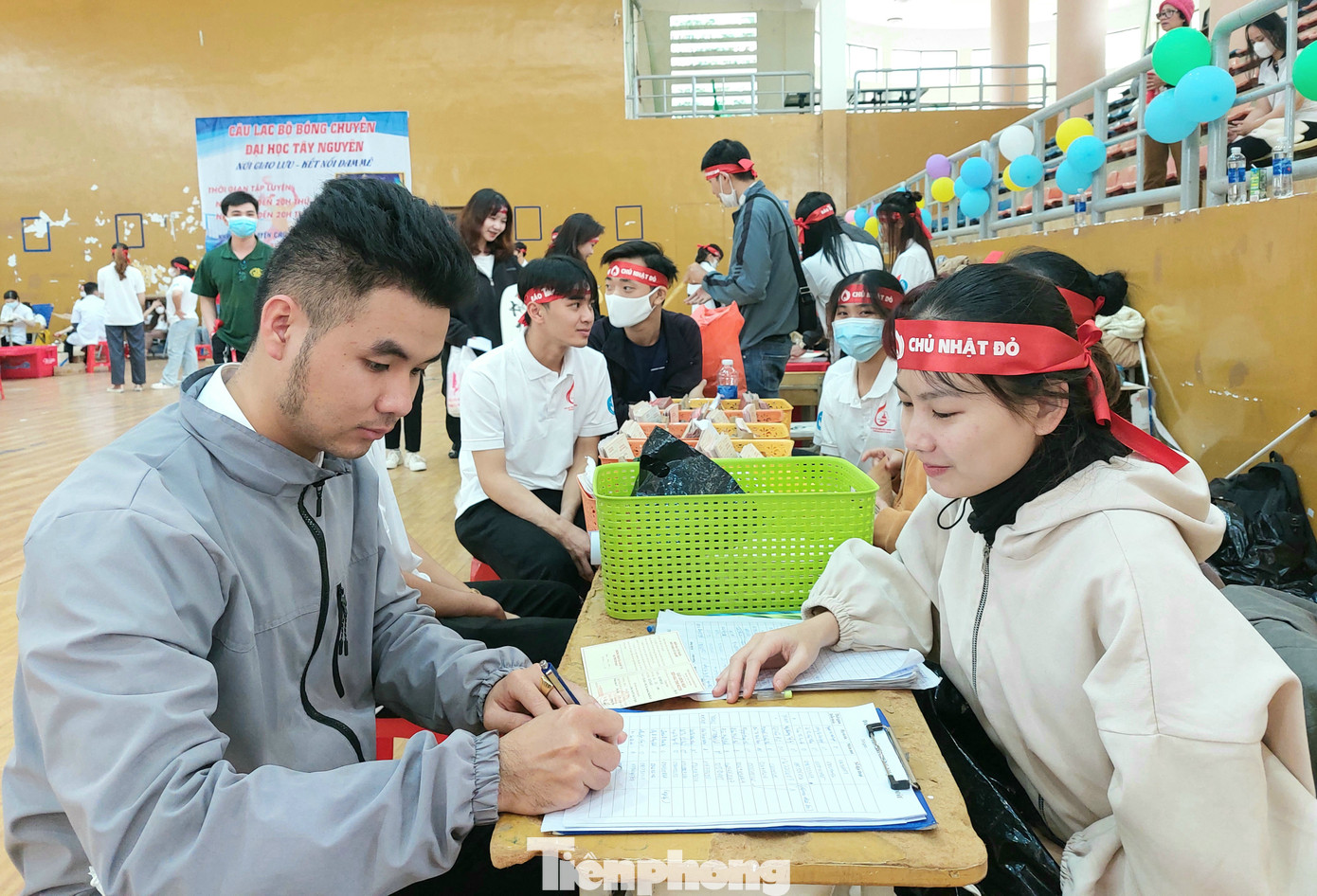 Bạn Tây tiếc nuối khi không được hiến máu Bạn Tây tiếc nuối khi không được hiến máu