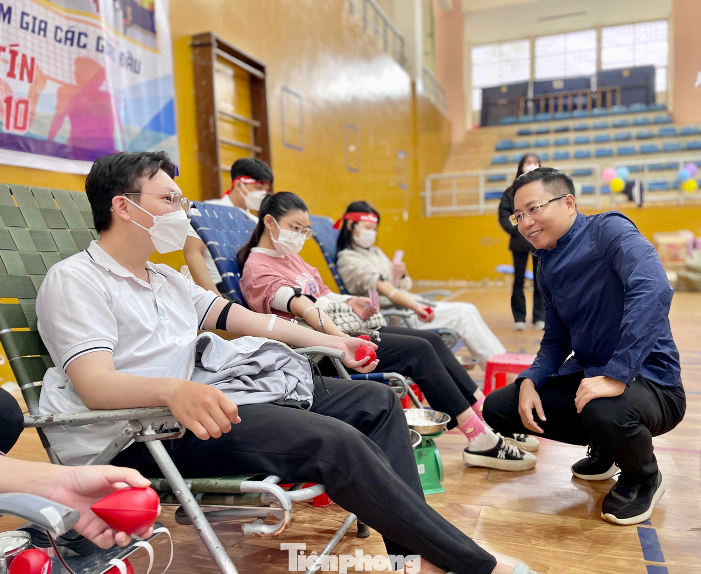 Nhà báo Đình Thắng động viên tình nguyện viên hiến máu Nhà báo Đình Thắng động viên tình nguyện viên hiến máu