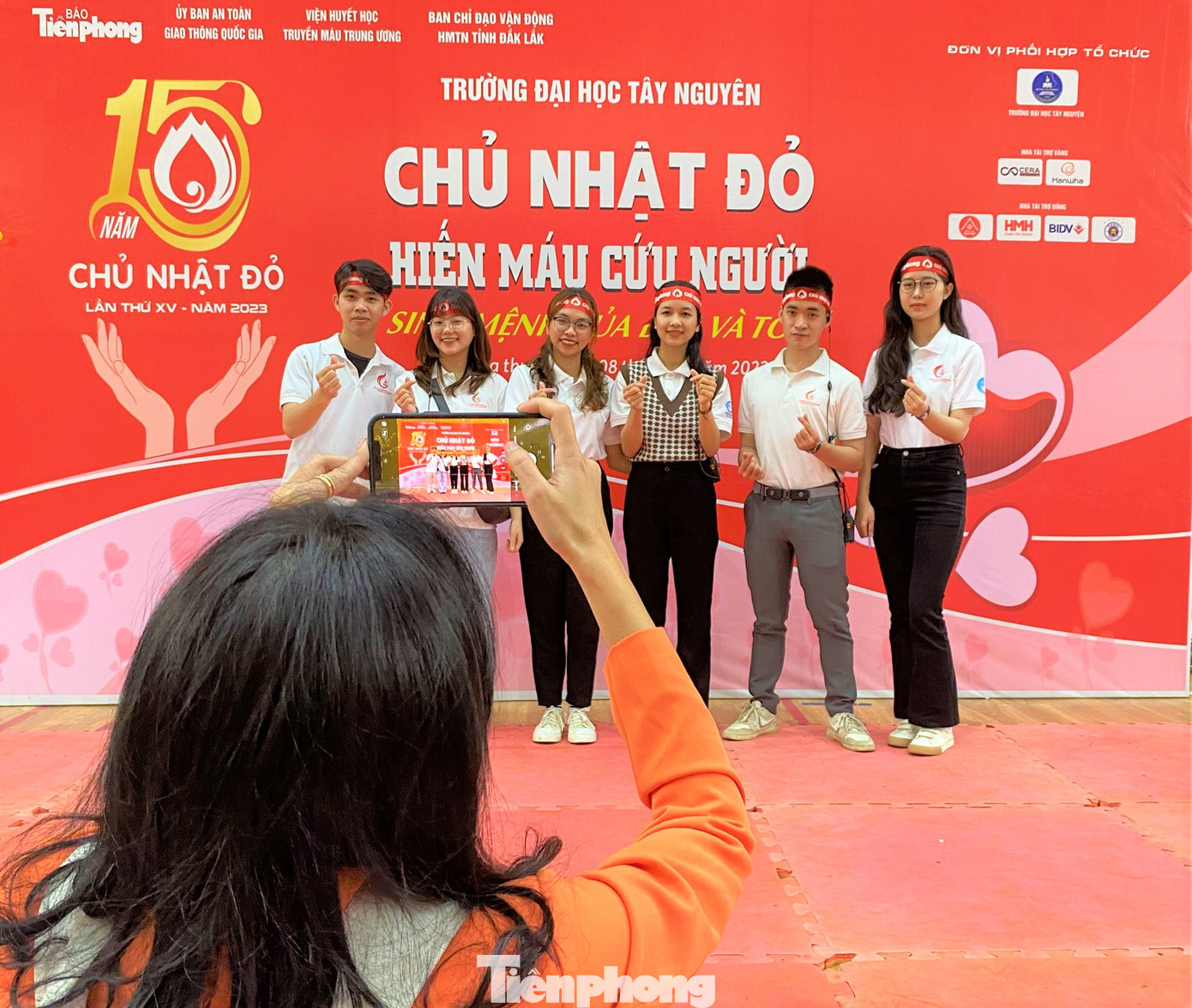 Các bạn trẻ lưu lại khoảnh khắc tại chương trình Chủ nhật Đỏ Các bạn trẻ lưu lại khoảnh khắc tại chương trình Chủ nhật Đỏ