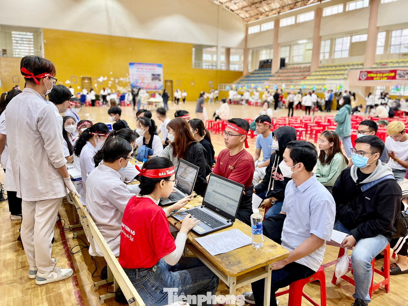 Các tình nguyện viên đăng ký hiến máu Các tình nguyện viên đăng ký hiến máu