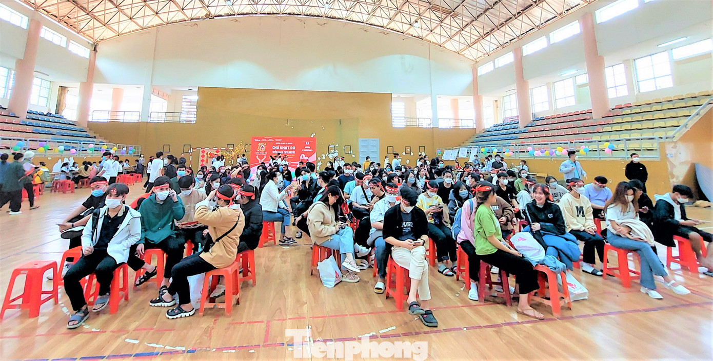 Các tình nguyện viên chờ đến lượt hiến máu Các tình nguyện viên chờ đến lượt hiến máu