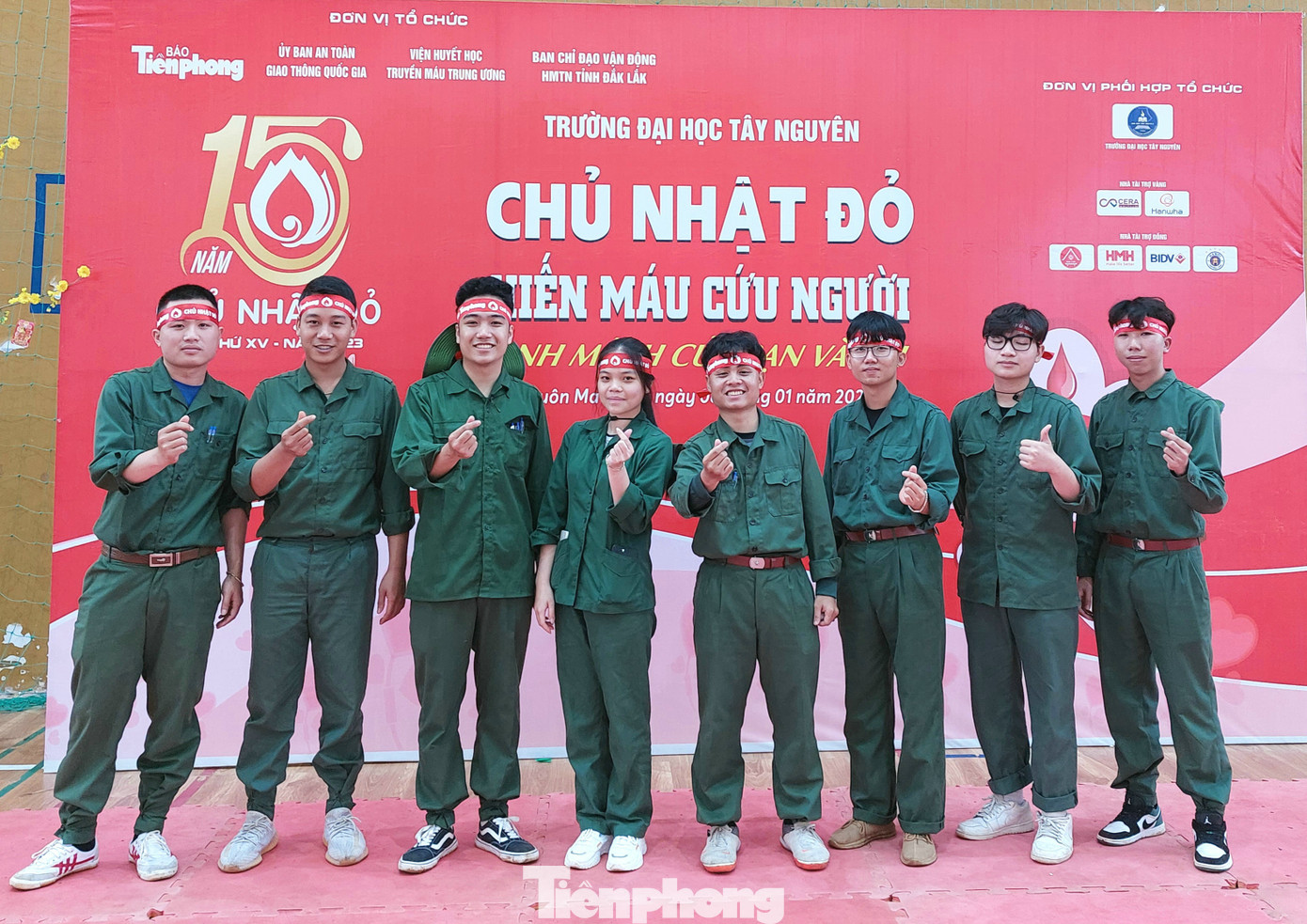 Bạn Đạt (ngoài cùng bên trái) chụp ảnh lưu niệm với nhóm bạn Bạn Đạt (ngoài cùng bên trái) chụp ảnh lưu niệm với nhóm bạn