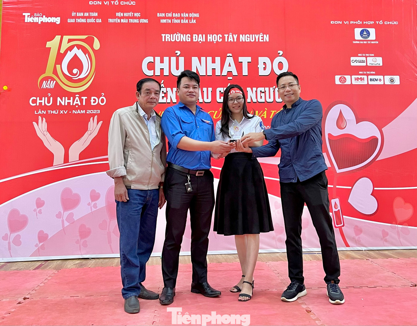 Nhà báo Phạm Đình Thắng (bìa phải) -Trưởng ban Kinh tế-Xã hội, kiêm Trưởng ban Đại diện báo Tiền Phong khu vực Tây Nguyên trao Kỷ niệm chương cho đại diện Trường ĐH Tây Nguyên Nhà báo Phạm Đình Thắng (bìa phải) -Trưởng ban Kinh tế-Xã hội, kiêm Trưởng ban Đại diện báo Tiền Phong khu vực Tây Nguyên trao Kỷ niệm chương cho đại diện Trường ĐH Tây Nguyên