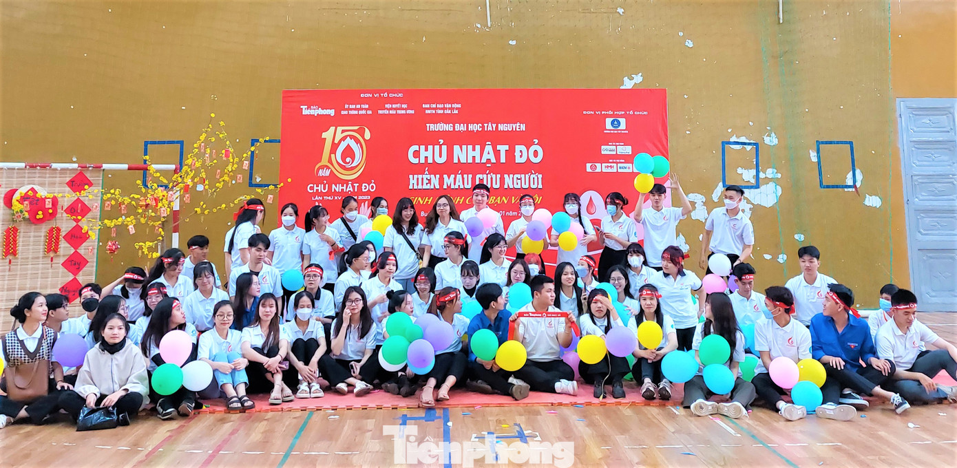 Tình nguyện viên của CLB Hiến máu nhân đạo Trường Đại học Tây Nguyên chụp ảnh lưu niệm Tình nguyện viên của CLB Hiến máu nhân đạo Trường Đại học Tây Nguyên chụp ảnh lưu niệm