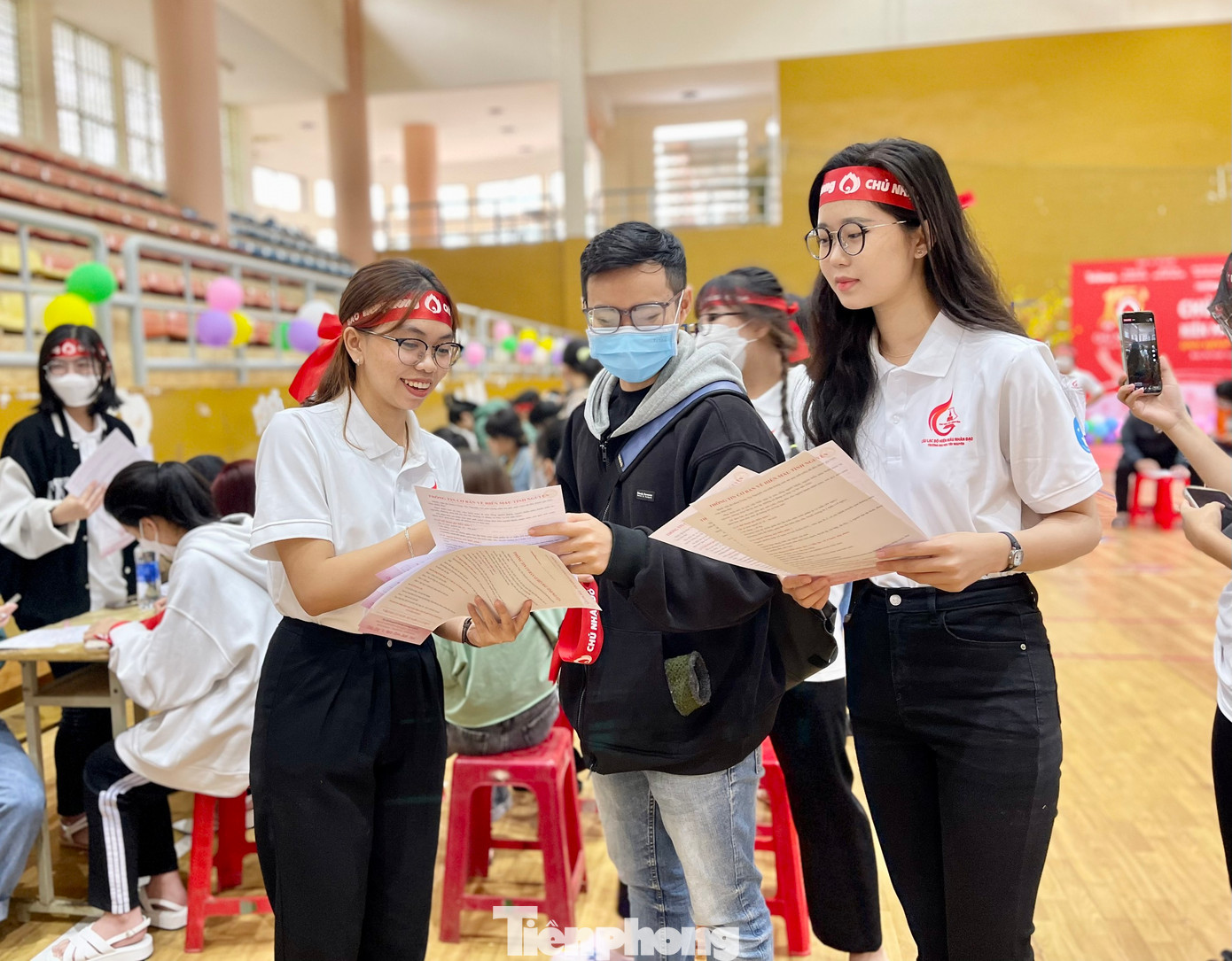 Các thành viên trong CLB hướng dẫn tình nguyện viên đăng ký hiến máu Các thành viên trong CLB hướng dẫn tình nguyện viên đăng ký hiến máu