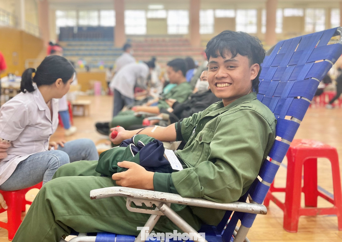 Nụ cười hạnh phúc của nam sinh viên khi tham gia hiến máu tại chương trình Chủ nhật Đỏ Nụ cười hạnh phúc của nam sinh viên khi tham gia hiến máu tại chương trình Chủ nhật Đỏ