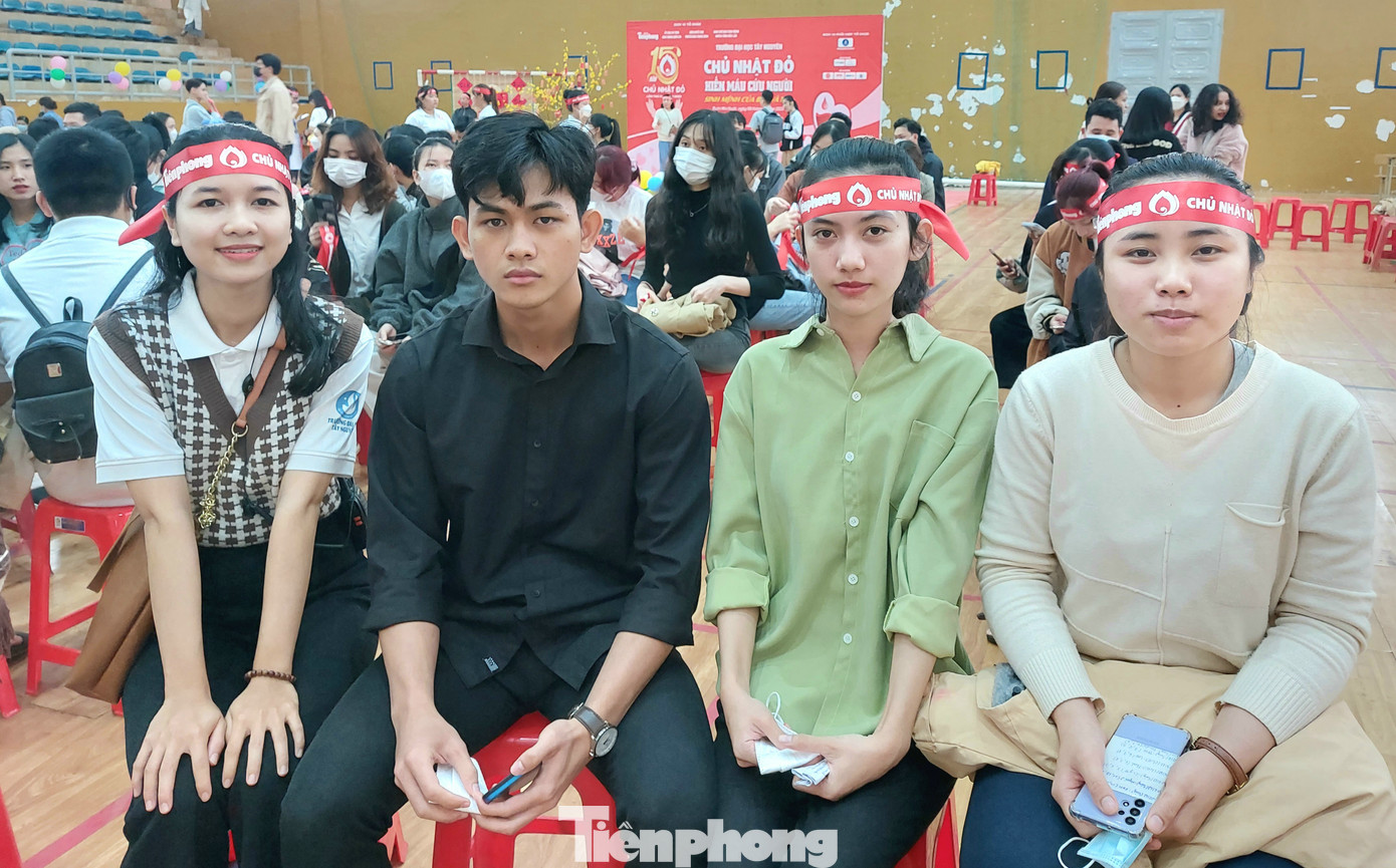 Ka Să My Ran (áo xanh) quyết tâm tăng cân để được hiến máu Ka Să My Ran (áo xanh) quyết tâm tăng cân để được hiến máu