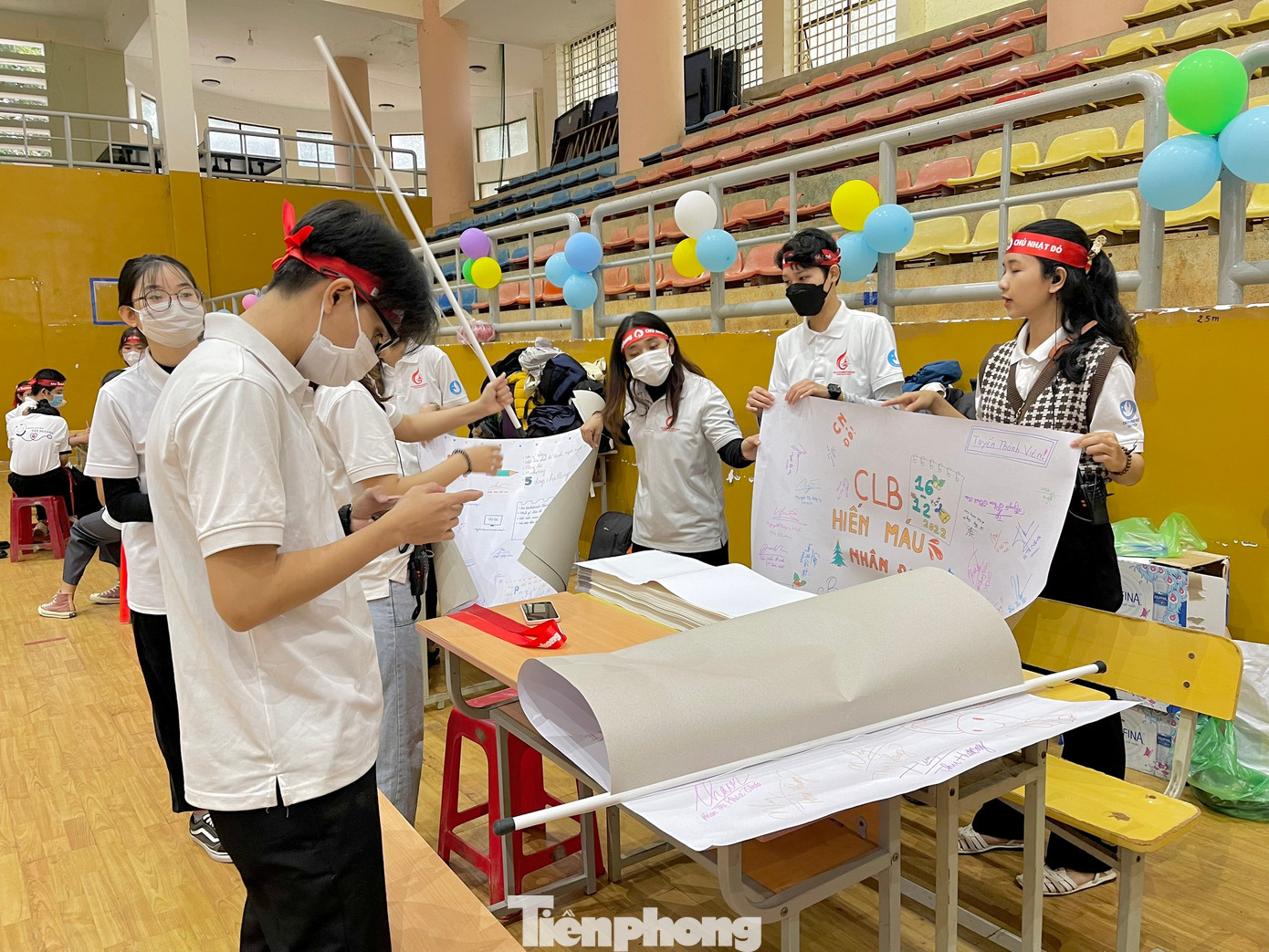 Các bạn tình nguyện viên treo sơ đồ phân ban của CLB hiến máu nhân đạo Các bạn tình nguyện viên treo sơ đồ phân ban của CLB hiến máu nhân đạo