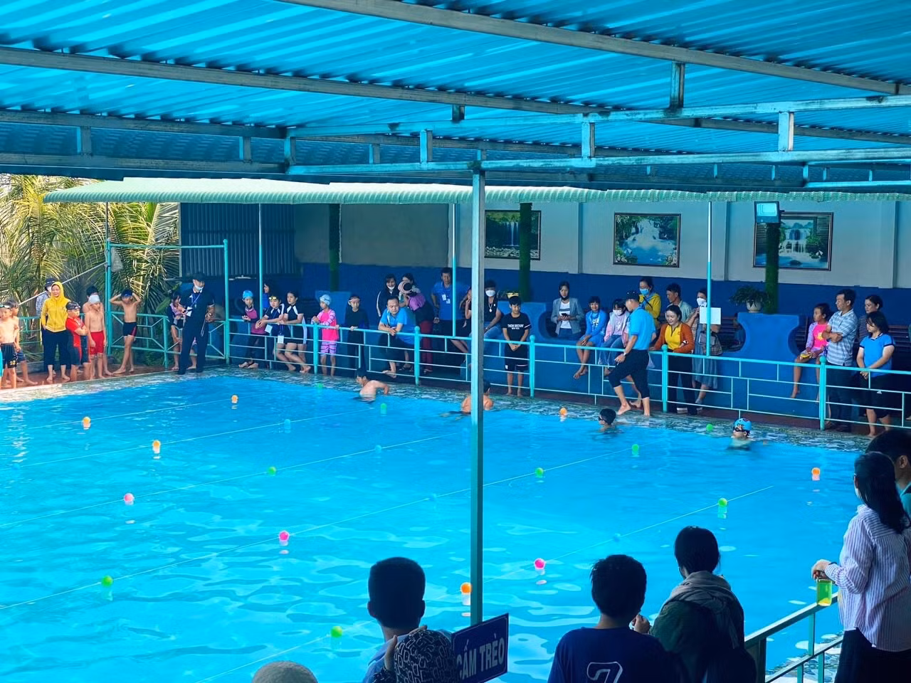 Trẻ em được học bơi